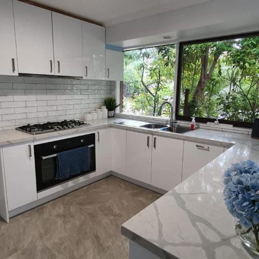 Compact white kitchen with subway tile splashback